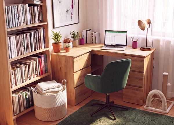 Hemmakontor med h&ouml;rnskrivbord i tr&auml;, ergonomisk gr&ouml;n kontorsstol, laptop, bokhylla, skrivbordslampa och inomhusv&auml;xter. Skapar en bekv&auml;m och produktiv arbetsplats f&ouml;r att jobba hemifr&aring;n.