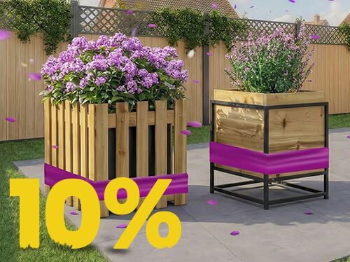 Tr&auml;planteringsl&aring;dor med lila blommor p&aring; solig uteplats, med banner f&ouml;r 10% v&aring;rkampanj.