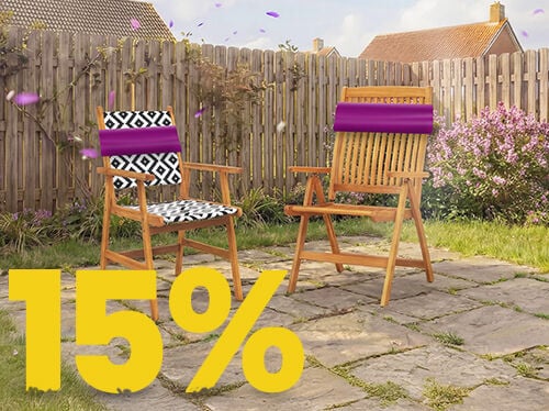 Tr&auml;stolar f&ouml;r tr&auml;dg&aring;rd p&aring; solig uteplats med dekorativa dynor och blommor, med banner f&ouml;r 15% v&aring;rkampanj.