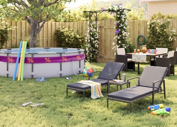 Solig tr&auml;dg&aring;rd p&aring; baksidan av huset med ovanmarkspool, poolnudlar, simglas&ouml;gon, badboll och flip-flops i gr&auml;set. Tv&aring; svarta sols&auml;ngar i metall med gr&aring; dynor st&aring;r bredvid ett litet sidobord, medan en matgrupp f&ouml;r utomhusbruk med m&ouml;rka fl&auml;tade stolar &auml;r placerad vid en blommande pergola, ett tr&auml;staket och gr&ouml;nskande v&auml;xter.