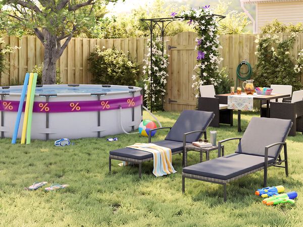 Solig tr&auml;dg&aring;rd p&aring; baksidan av huset med ovanmarkspool, poolnudlar, simglas&ouml;gon, badboll och flip-flops i gr&auml;set. Tv&aring; svarta sols&auml;ngar i metall med gr&aring; dynor st&aring;r bredvid ett litet sidobord, medan en matgrupp f&ouml;r utomhusbruk med m&ouml;rka fl&auml;tade stolar &auml;r placerad vid en blommande pergola, ett tr&auml;staket och gr&ouml;nskande v&auml;xter.