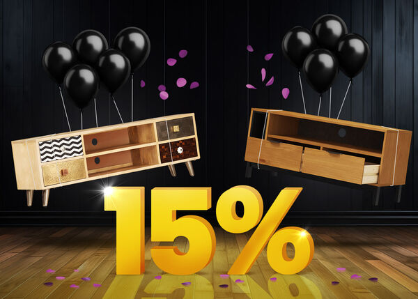 Två TV-konsoler i trä och svarta ballonger framför en ljust gul 15%-skylt på mörkt trägolv.