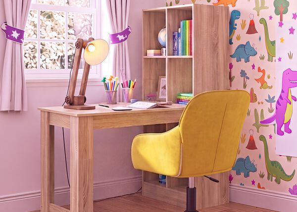 Ljust studierum f&ouml;r barn med skrivbord i tr&auml;, ergonomisk gul stol, skrivbordslampa, f&ouml;rvaringshylla och dinosaurietapet. Perfekt f&ouml;r en organiserad och bekv&auml;m studieplats hemma.
