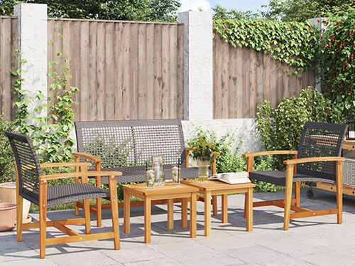 Gr&aring;kl&auml;dd 2-sitssoffa i ett stylat sovrum. Klicka f&ouml;r att se produkterna.