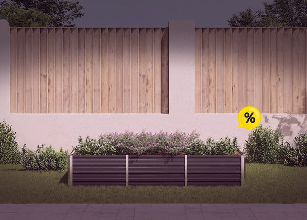 Upph&ouml;jda rabatter i st&aring;l utomhus, med blommor som v&auml;xer och gula rabattikoner. Klicka f&ouml;r att se produkterna i erbjudandet.
