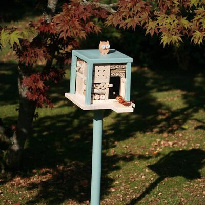 LUXUS-INSEKTENHOTELS Insektshotell med stativ Cube Friendly Owl Inn