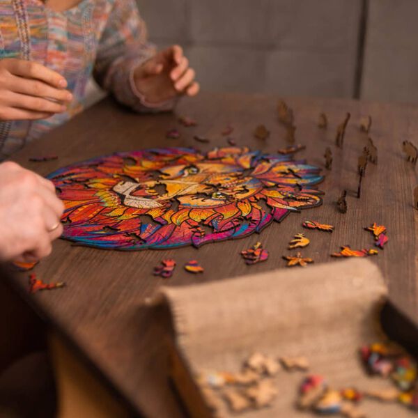 UNIDRAGON Pussel tr&auml; 700 bitar Mysterious Lion royal size 42x54 cm