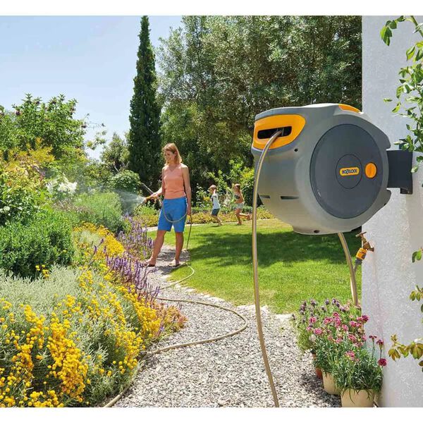 Hozelock V&auml;ggmonterad slangvinda med 20 m slang Auto Reel