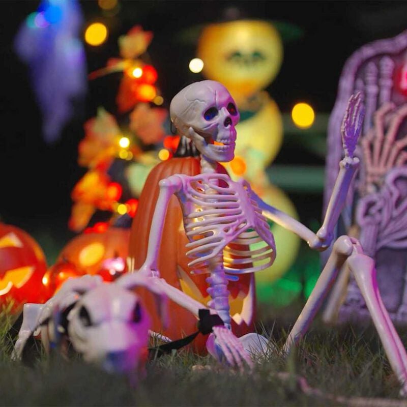 Vitt Halloween-skelettdekorationsset uppställt utomhus