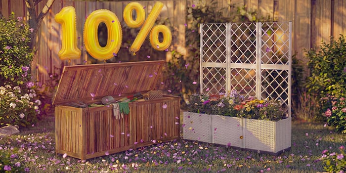  Trädgårdsförvaringslåda med verktyg och en planteringslåda med spaljé och blommor i en bakgårdsmiljö, omgiven av rosa konfetti och gyllene ballonger med ”10 % rabatt”, som lyfter fram en säsongsrea på trädgårdsförvaring och planteringslådor.