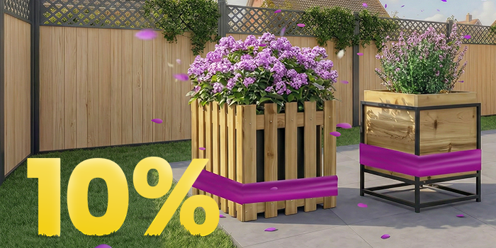 Träplanteringslådor med lila blommor på solig uteplats, med banner för 10% vårkampanj.