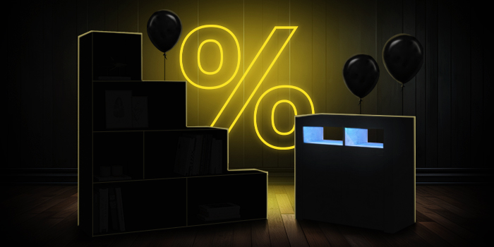 Svarta modulära förvaringsenheter med svarta ballonger framför en ljust gul procentskylt på ett mörkt trägolv.