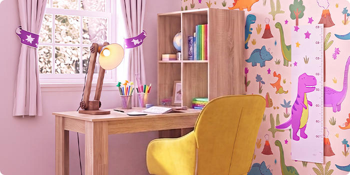 Ljust studierum för barn med skrivbord i trä, ergonomisk gul stol, skrivbordslampa, förvaringshylla och dinosaurietapet. Perfekt för en organiserad och bekväm studieplats hemma.
