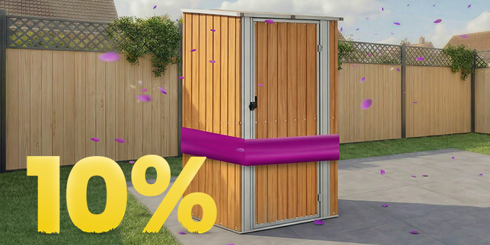 Träförråd för trädgård under paviljong på solig uteplats, omgiven av blommor och staket, med banner för 10% vårkampanj.