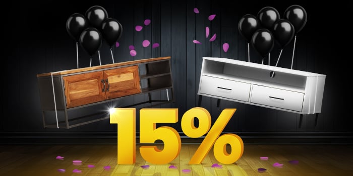 TV-konsol i trä och metall och vit TV-konsol med svarta ballonger framför en ljust gul 15%-skylt på mörkt trägolv.