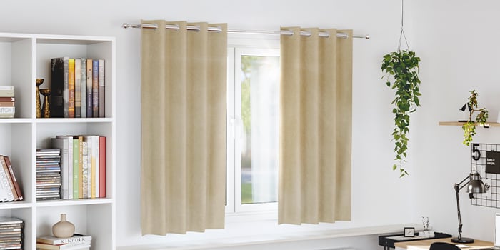 Beige gardiner som filtrerar ljuset i ett hemmakontor. Klicka för att handla kollektionen.